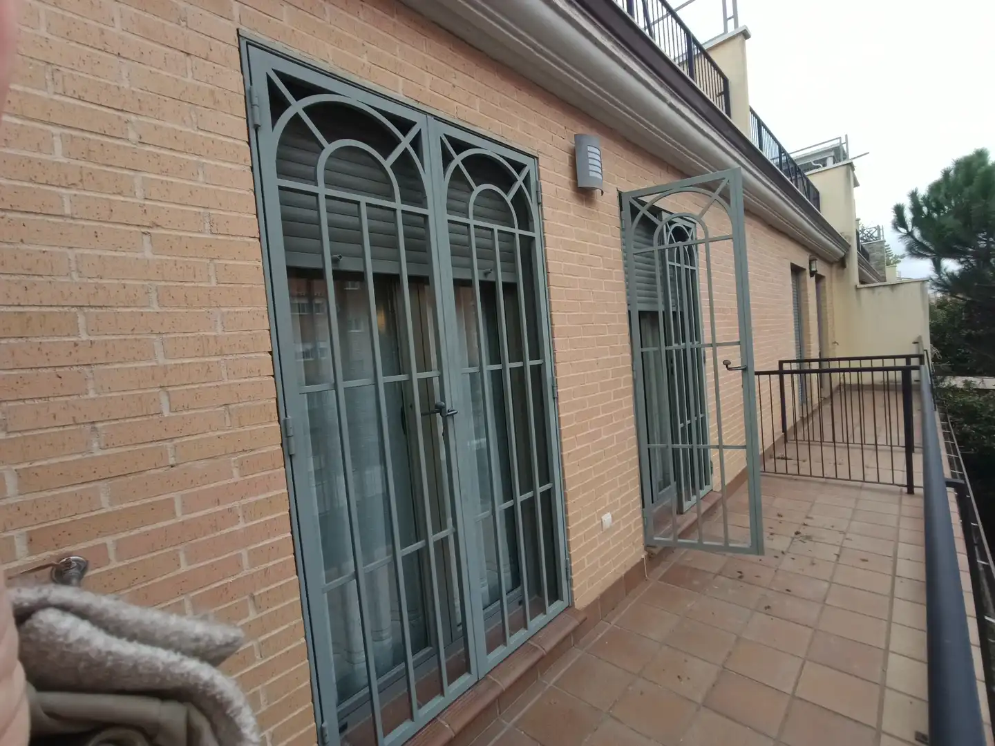 Vista exterior de Casa adosada en venda en Parla amb Aire condicionat, Calefacció i Terrassa