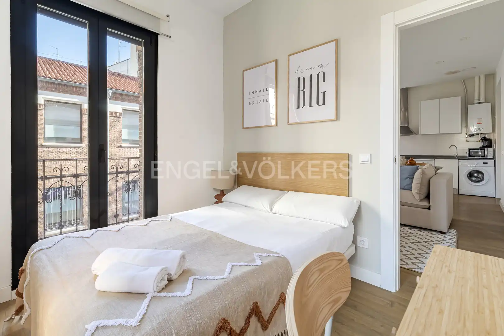 Dormitori de Apartament de lloguer en Madrid amb Aire condicionat, Calefacció i Moblat