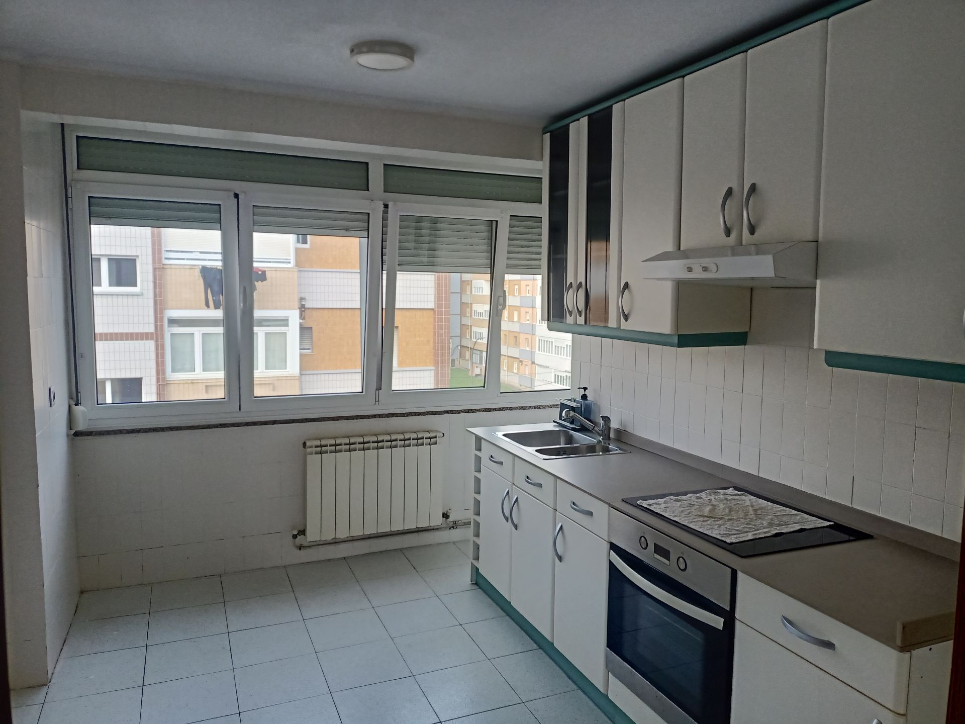 Cuina de Pis en venda en Gijón  amb Calefacció, Parquet i Terrassa