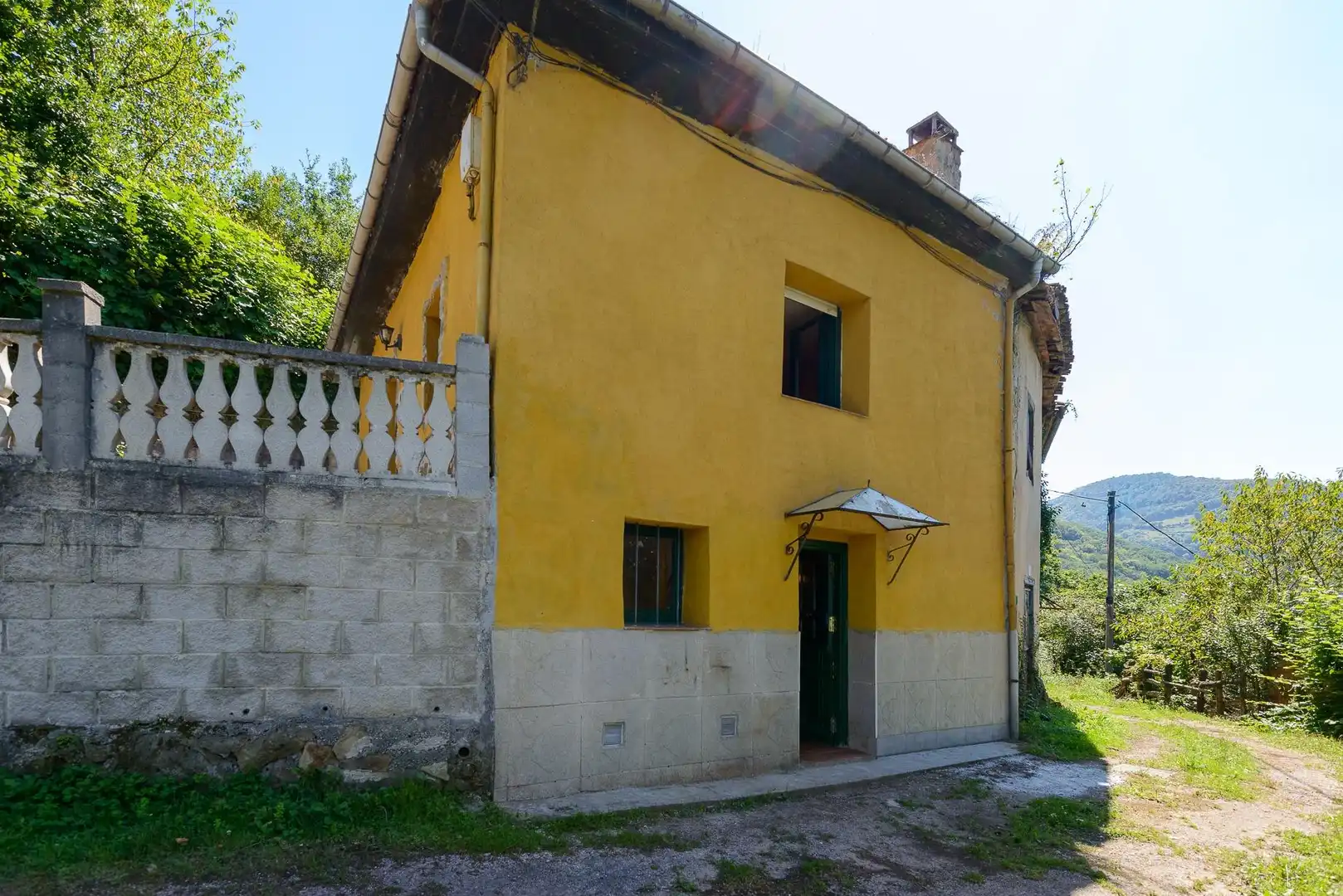 Vista exterior de Casa adosada en venda en Mieres (Asturias) amb Jardí privat, Terrassa i Moblat