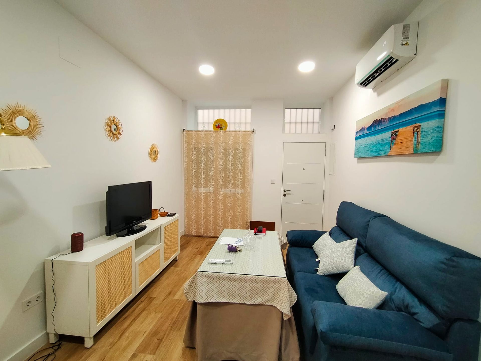 Living room of Flat for sale in  Sevilla Capital  with Air Conditioner, Furnished and Washing machine