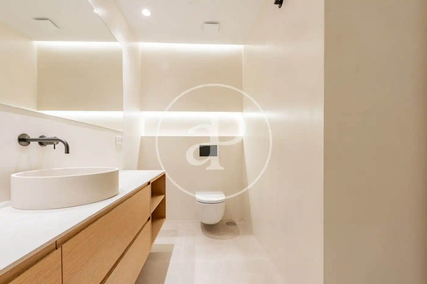 Bathroom of Flat for sale in Madrid  with Air Conditioner, Heating and Balcony
