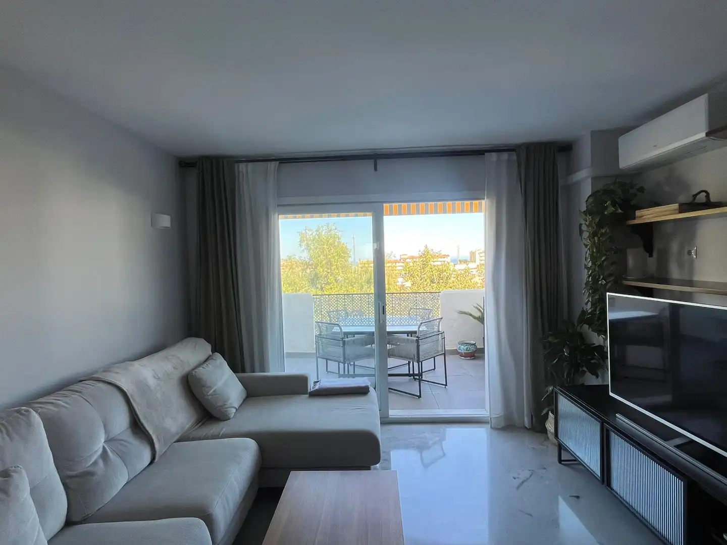 Wohnzimmer von Wohnung zur Miete in Rincón de la Victoria mit Klimaanlage, Terrasse und Möbliert