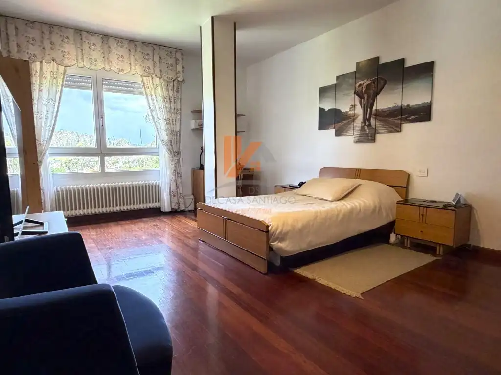 Dormitori de Casa o xalet en venda en Santiago de Compostela  amb Jardí privat, Moblat i Forn