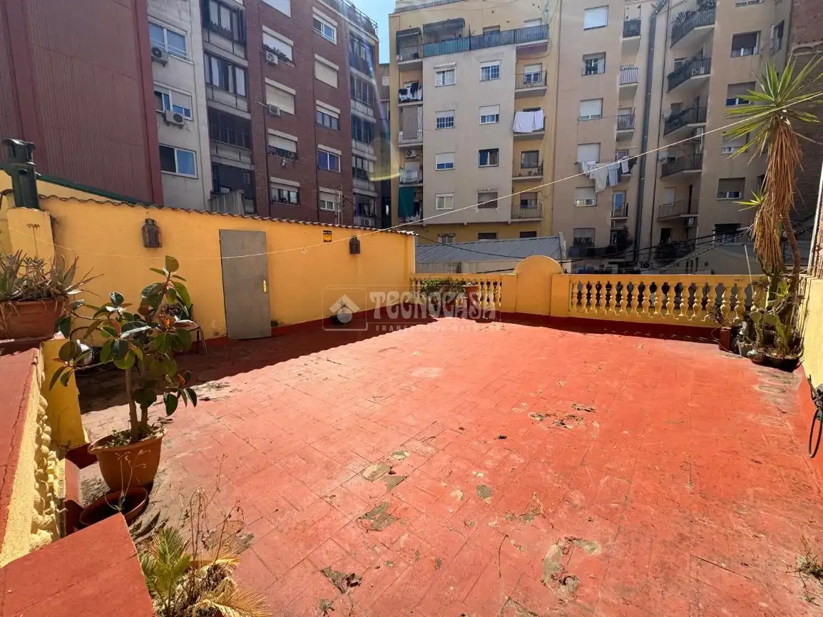 Terrasse von Einfamilien-Reihenhaus zum Verkauf in Barcelona mit Klimaanlage und Terrasse