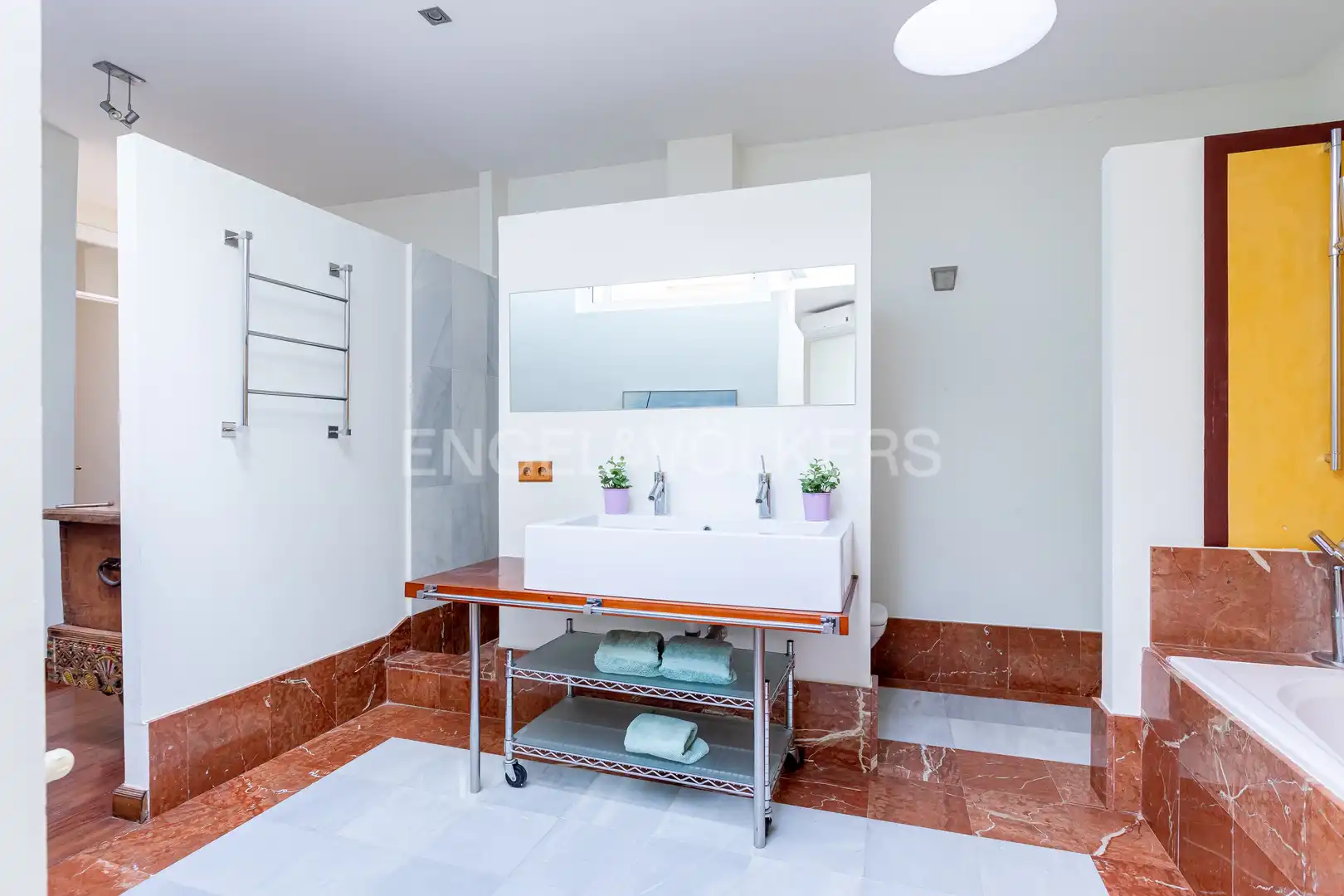 Bathroom of Attic for sale in Sevilla  with Air Conditioner, Heating and Terrace