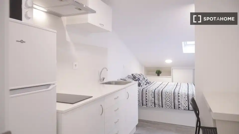Schlafzimmer von Wohnung zur Miete in Madrid mit Klimaanlage, Heizung und Möbliert