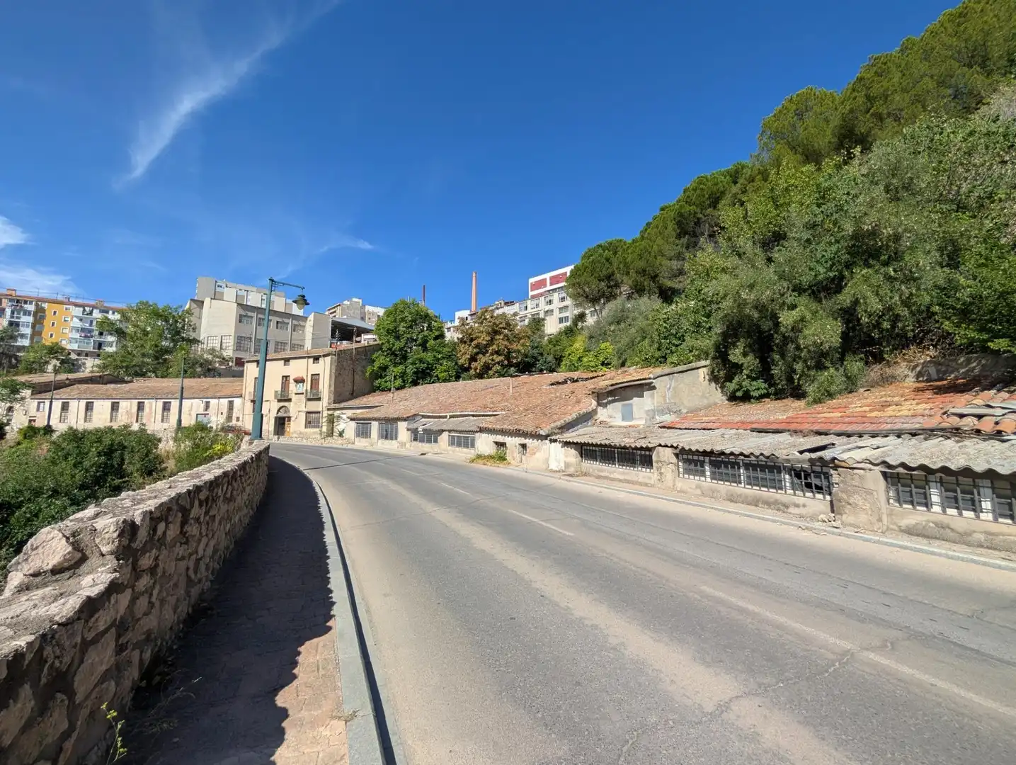 Außenansicht von Fabrikhallen zum Verkauf in Alcoy / Alcoi