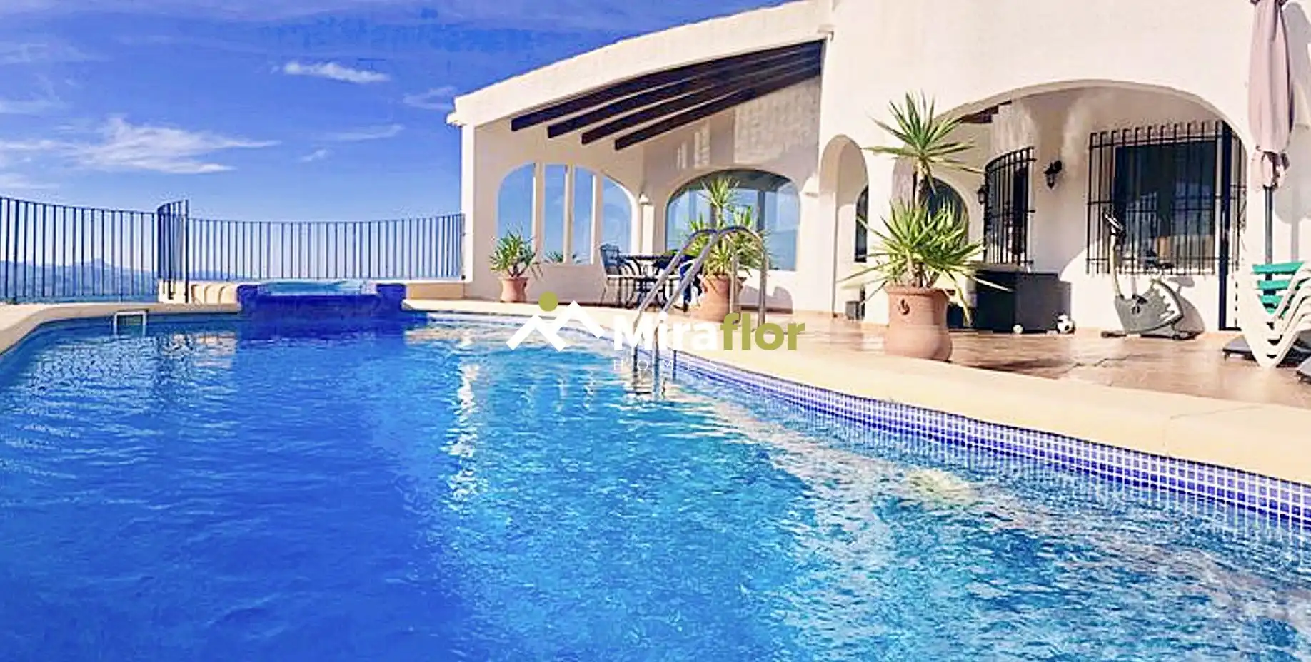 Chalet con piscina en venta en Calle los Almendros, imagen 2