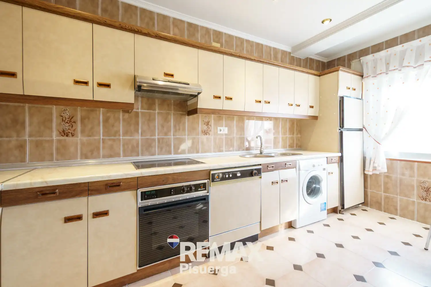 Cuina de Casa o xalet en venda en Venta de Baños amb Jardí privat, Terrassa i Traster