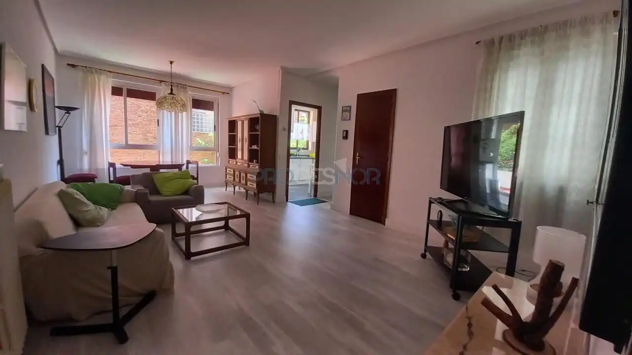 Sala de estar de Piso en venta en León Capital  con Calefacción, Terraza y Balcón