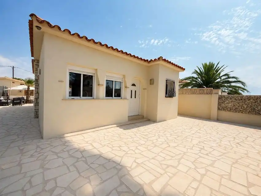 Vista exterior de Casa o xalet en venda en Mont-roig del Camp amb Traster i Piscina