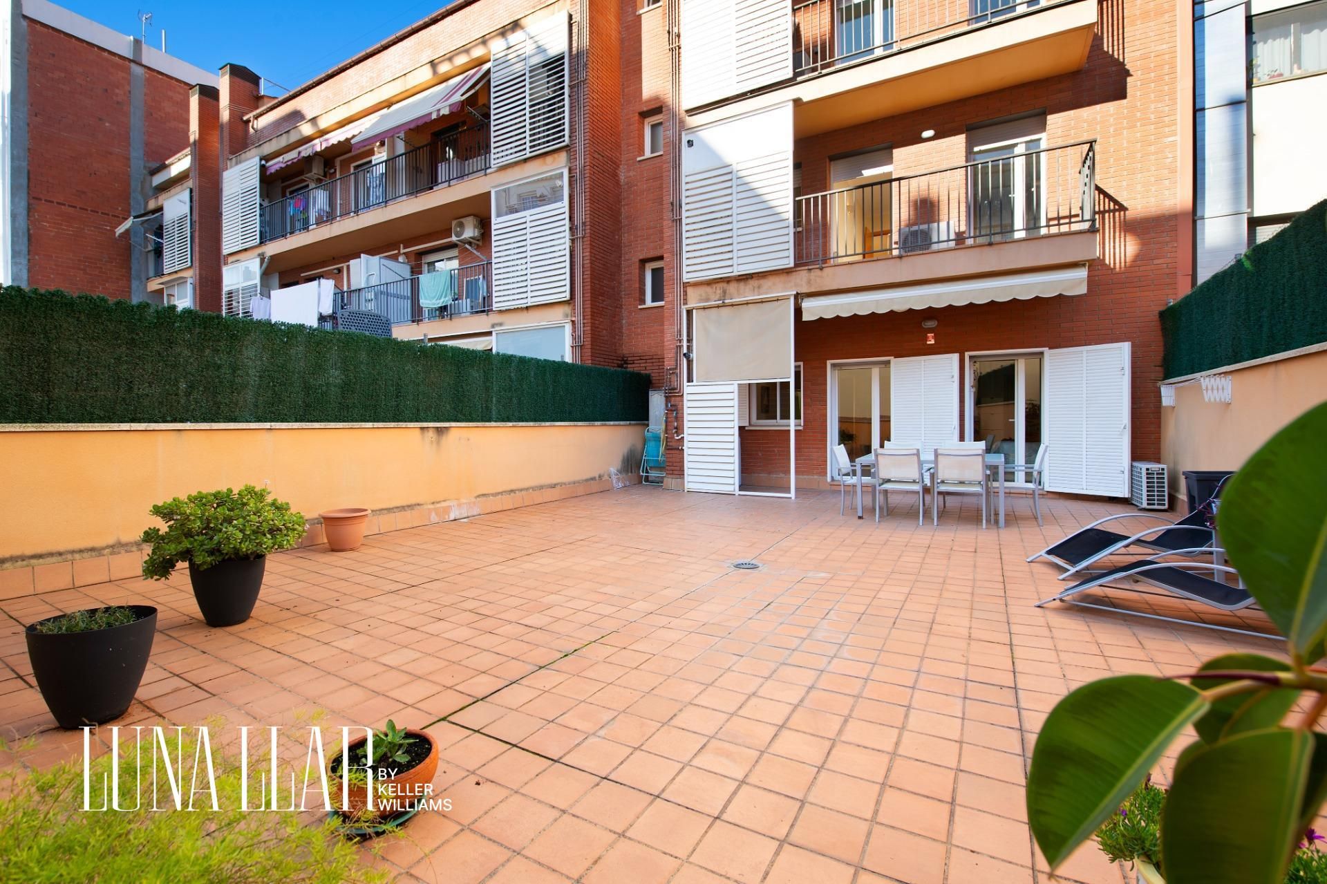 Vista exterior de Planta baixa en venda en Castelldefels amb Terrassa