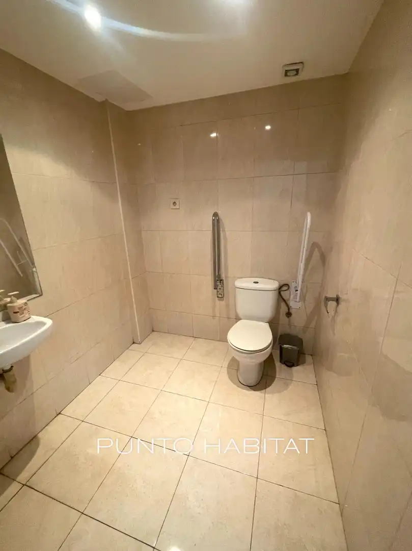 Bathroom of Commercial properties for rent in Barcelona