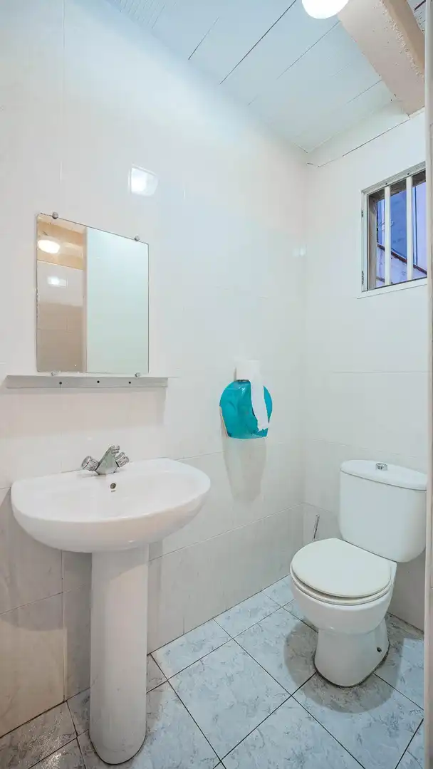 Baño de Casa adosada en venta en Torrevieja con Jardín privado, Terraza y Amueblado