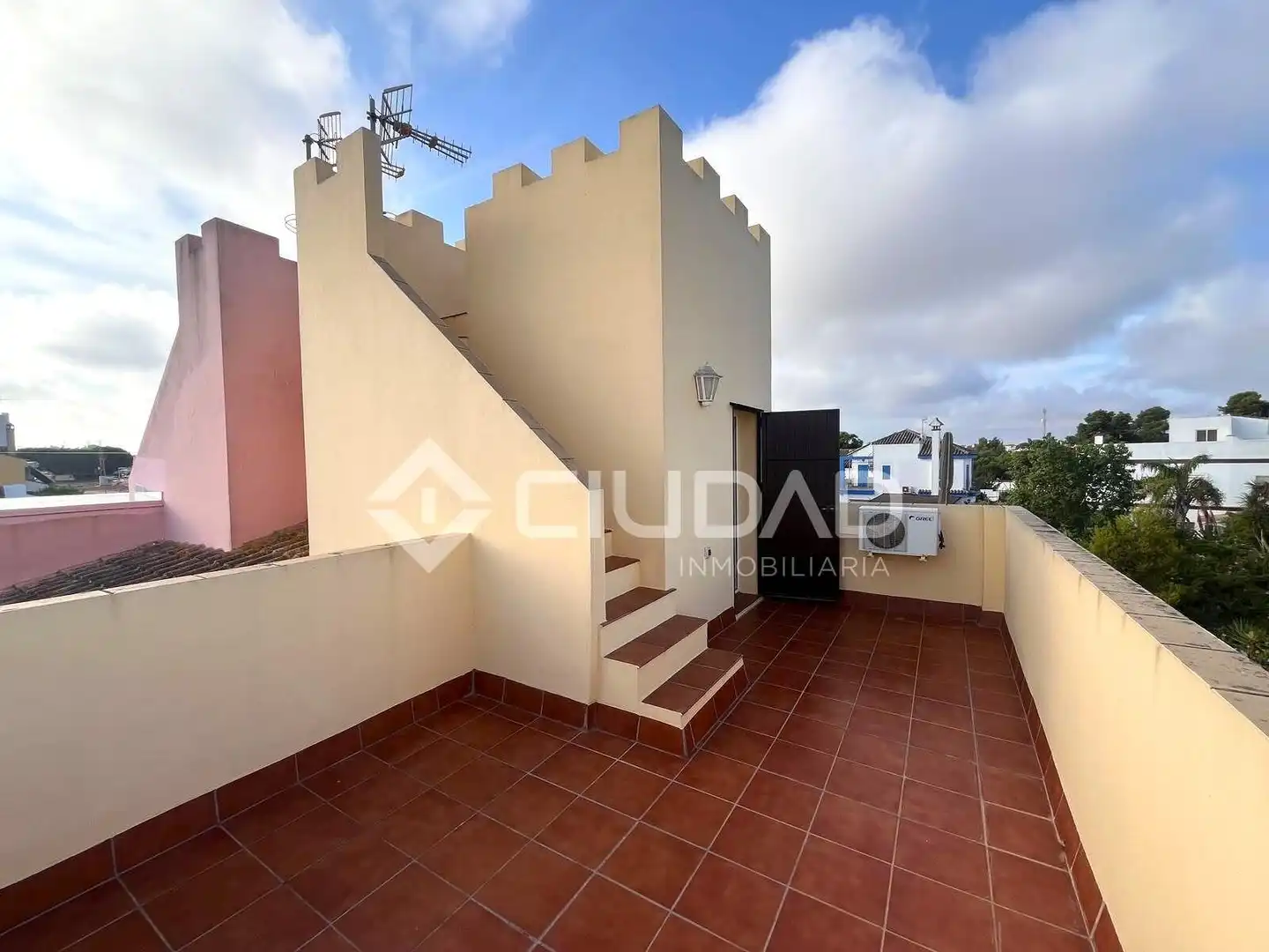 Vista exterior de Casa adosada en venta en Sanlúcar de Barrameda con Aire acondicionado, Jardín privado y Terraza