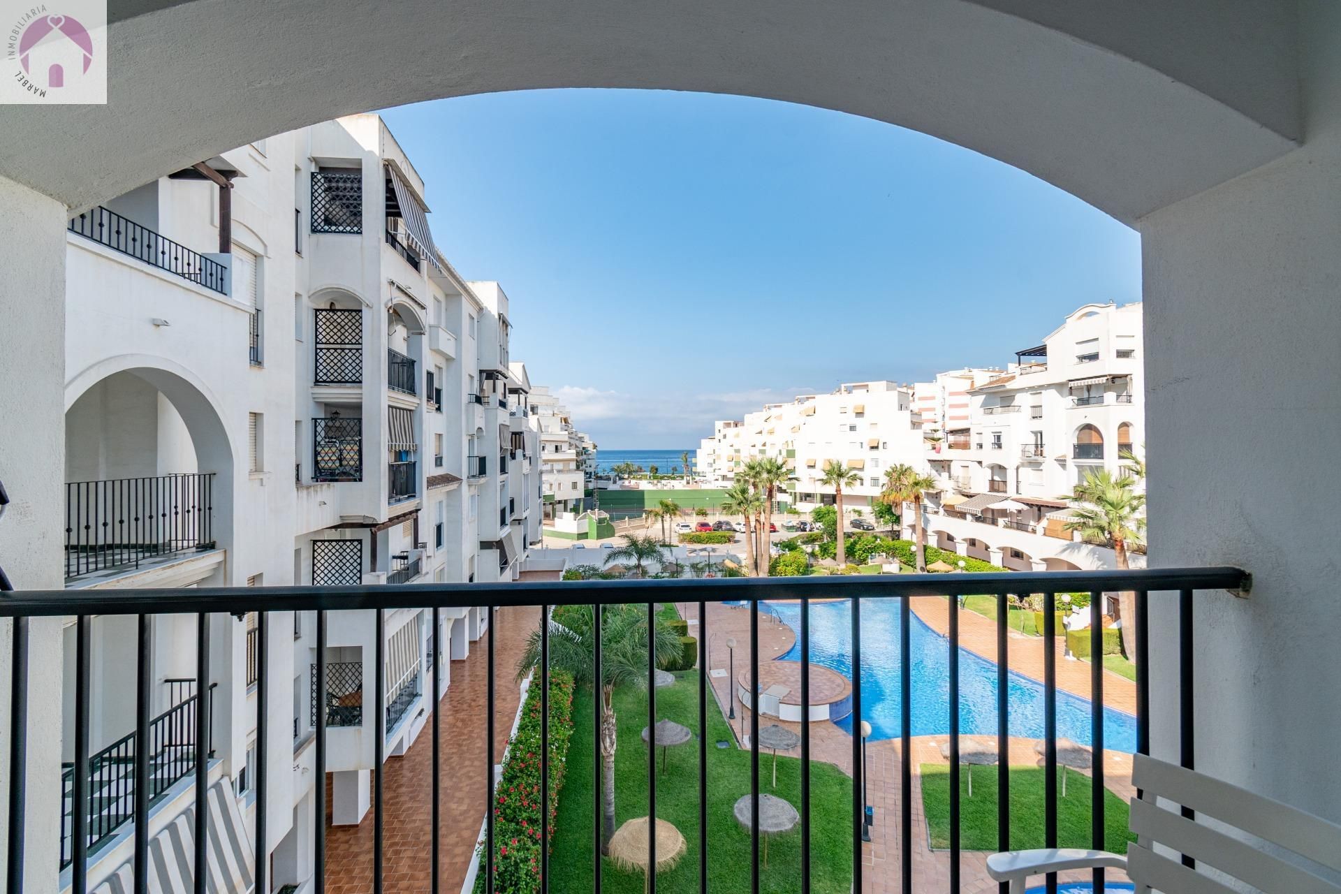 Vista exterior de Pis en venda en Salobreña amb Jardí privat, Terrassa i Balcó