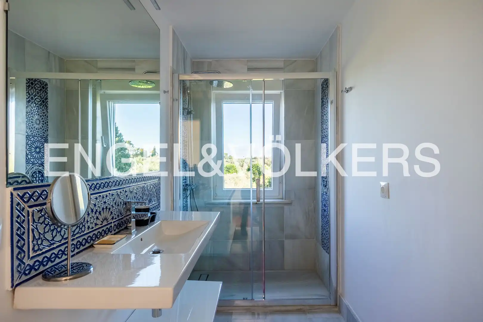 Bathroom of Houses for sale in Valencina de la Concepción  with Air Conditioner, Heating and Private garden