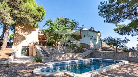 Vivienda con piscina, jardín y rodeada de naturaleza