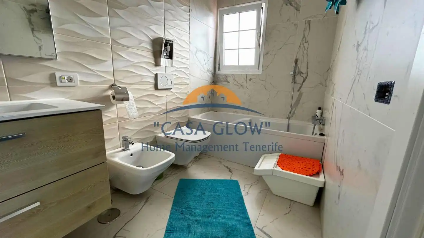 Badezimmer von Einfamilien-Reihenhaus zum Verkauf in Guía de Isora mit Klimaanlage, Heizung und Terrasse