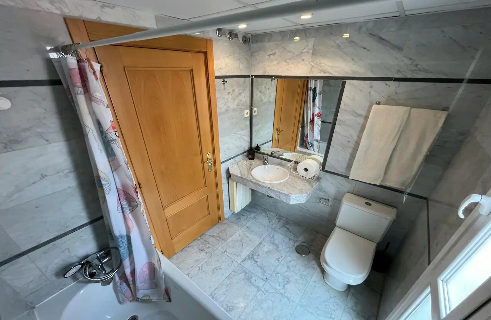 Bathroom of Flat for rent in Madrid  with Heating, Furnished and Washing machine