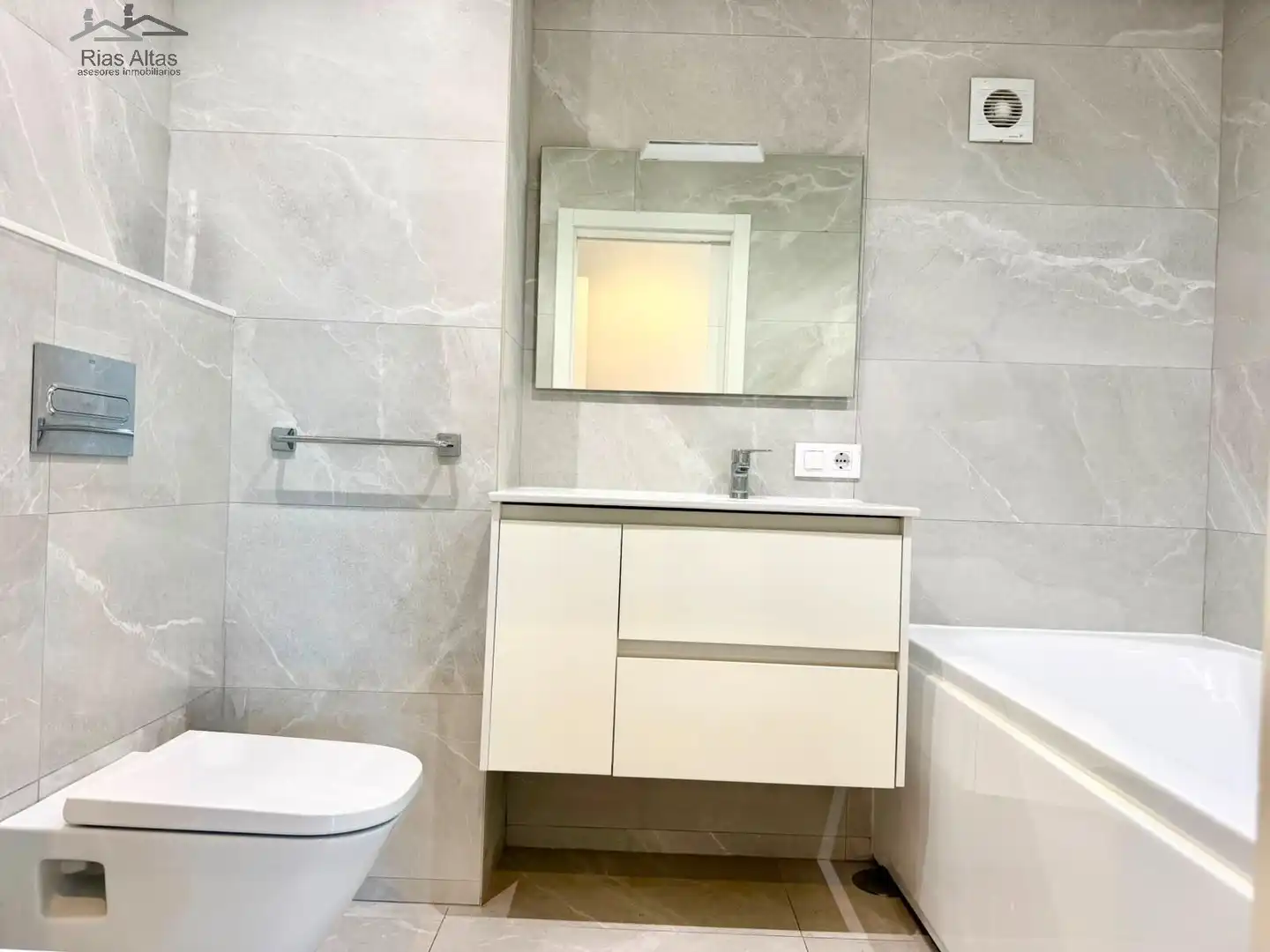 Baño de Piso en venta en A Coruña Capital  con Calefacción, Terraza y Amueblado