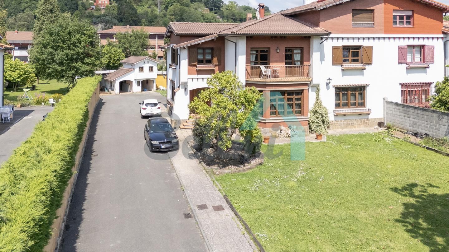 Vista exterior de Casa adosada en venda en Langreo amb Calefacció, Jardí privat i Parquet