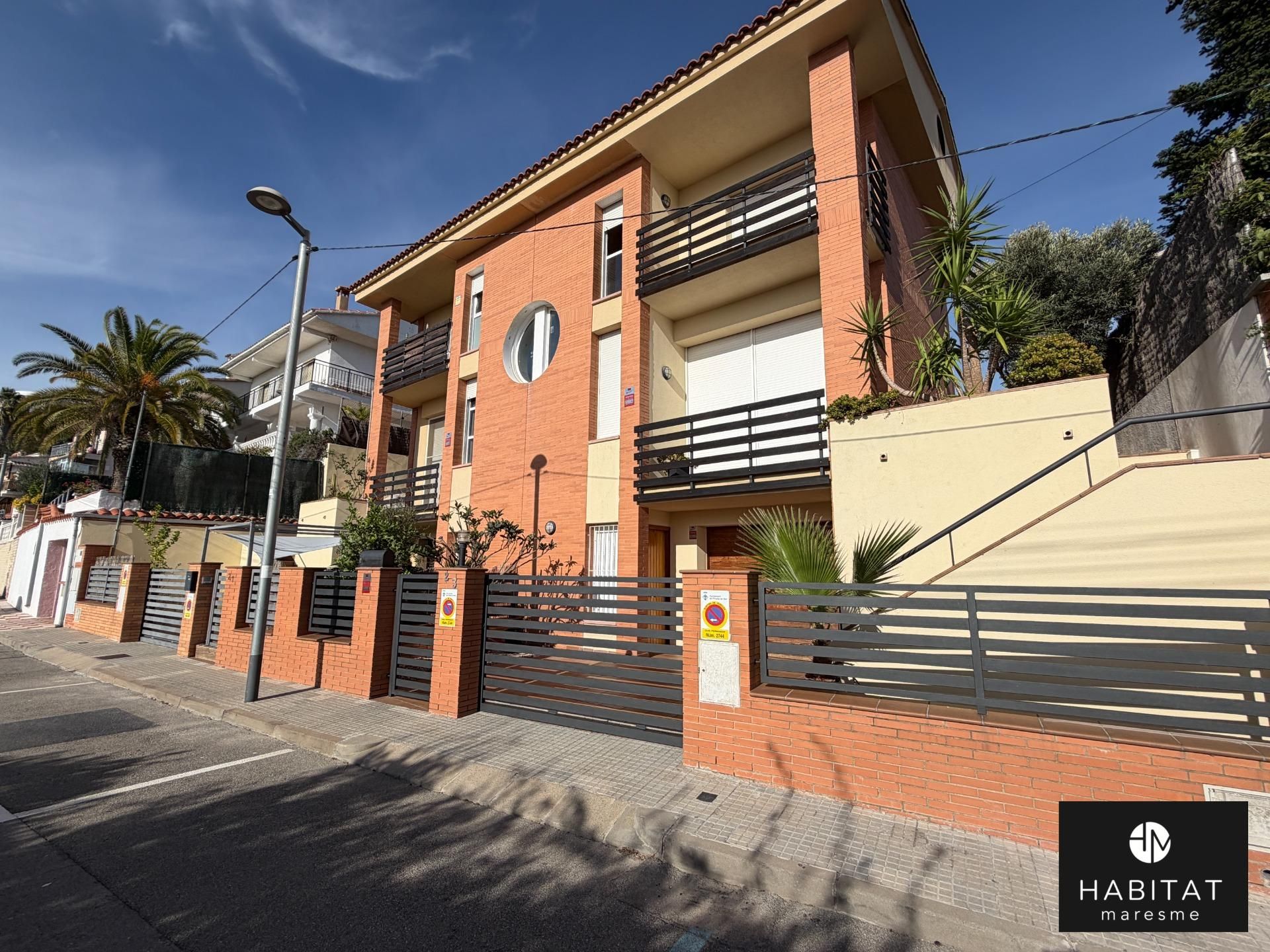 Vista exterior de Casa o chalet en venta en Pineda de Mar con Calefacción, Jardín privado y Piscina