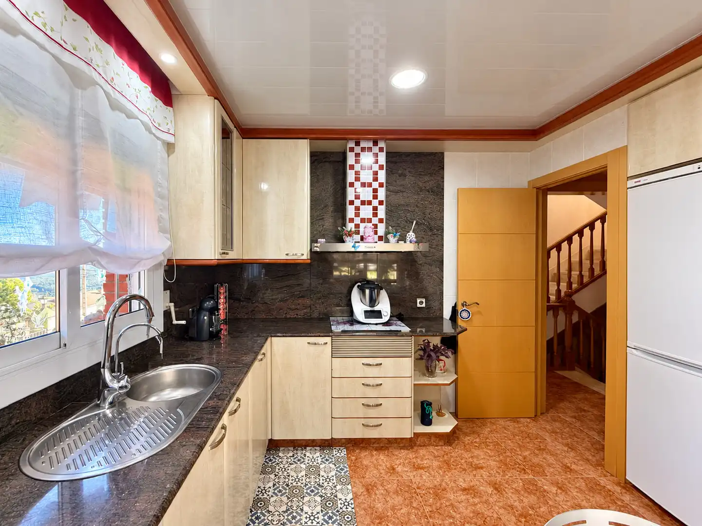 Cocina de Casa o chalet en venta en Vallirana con Jardín privado, Terraza y Horno