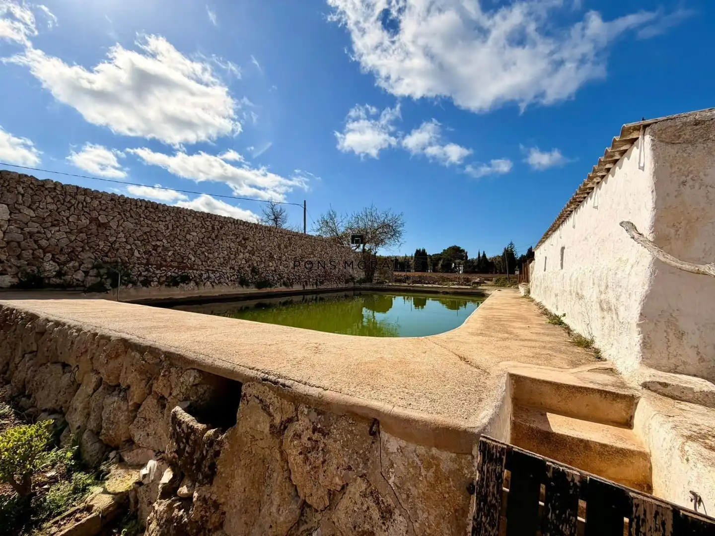 Vista exterior de Finca rústica en venda en Ciutadella de Menorca amb Calefacció, Piscina i Moblat