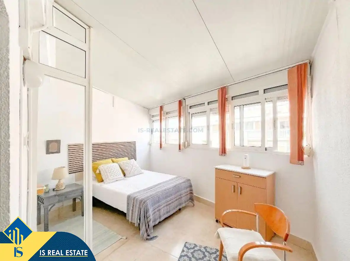 Dormitori de Apartament de lloguer en Torrevieja amb Aire condicionat, Calefacció i Terrassa