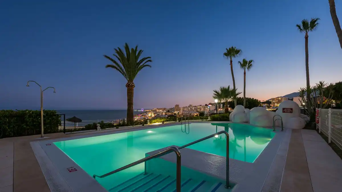 Piscina de Apartamento en venta en Torremolinos con Aire acondicionado, Terraza y Piscina comunitaria