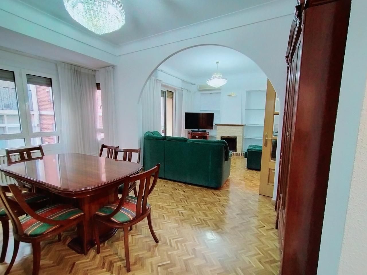 Living room of Flat to rent in  Zaragoza Capital  with Air Conditioner, Heating and Parquet flooring