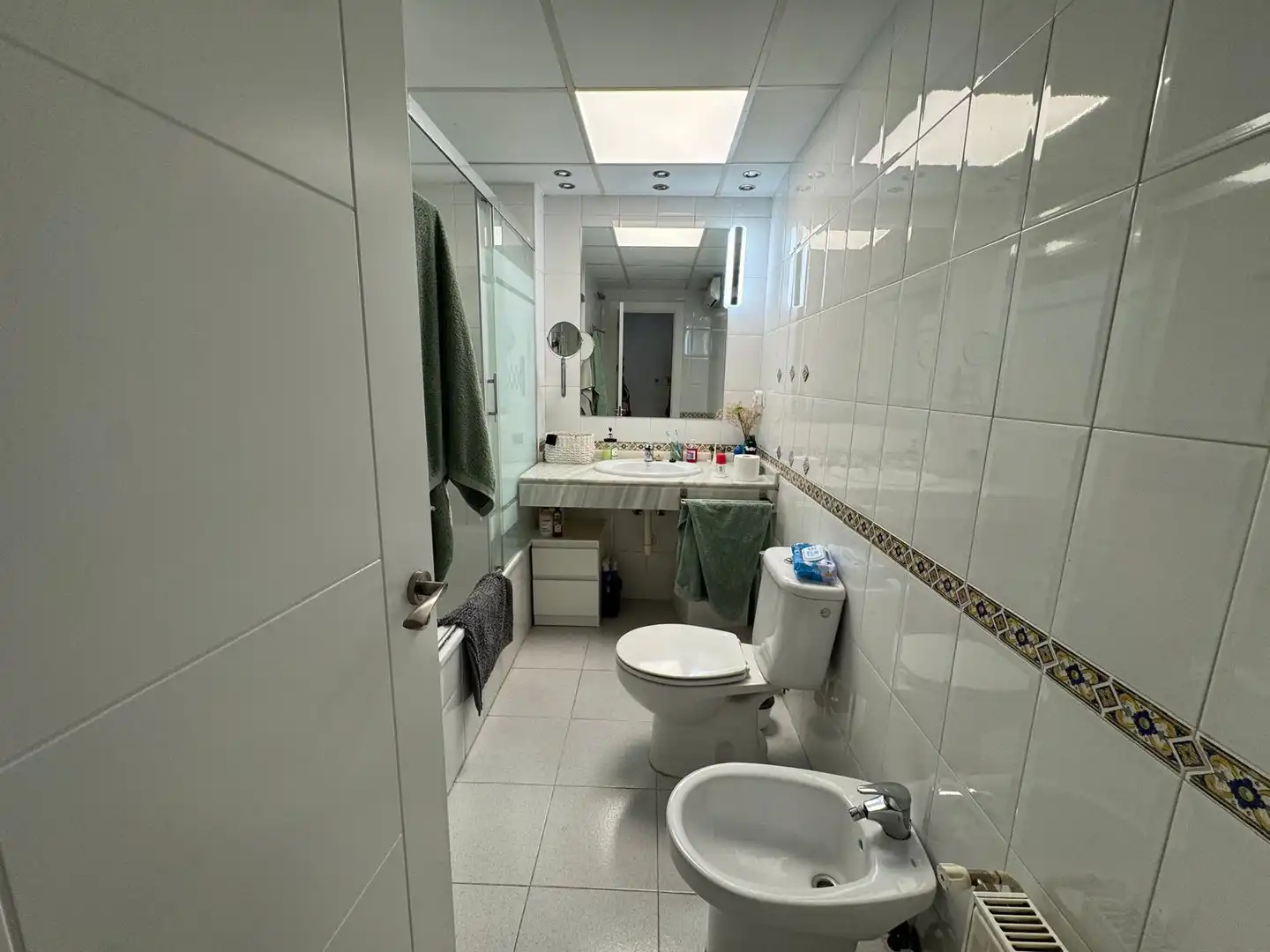 Badezimmer von Einfamilien-Reihenhaus zur Miete in Granada mit Klimaanlage, Heizung und Privatgarten