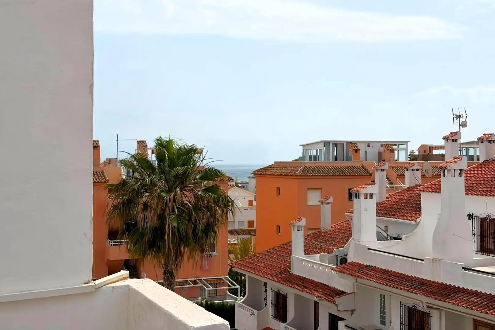 Außenansicht von Einfamilien-Reihenhaus zum Verkauf in Torrevieja mit Klimaanlage, Heizung und Terrasse