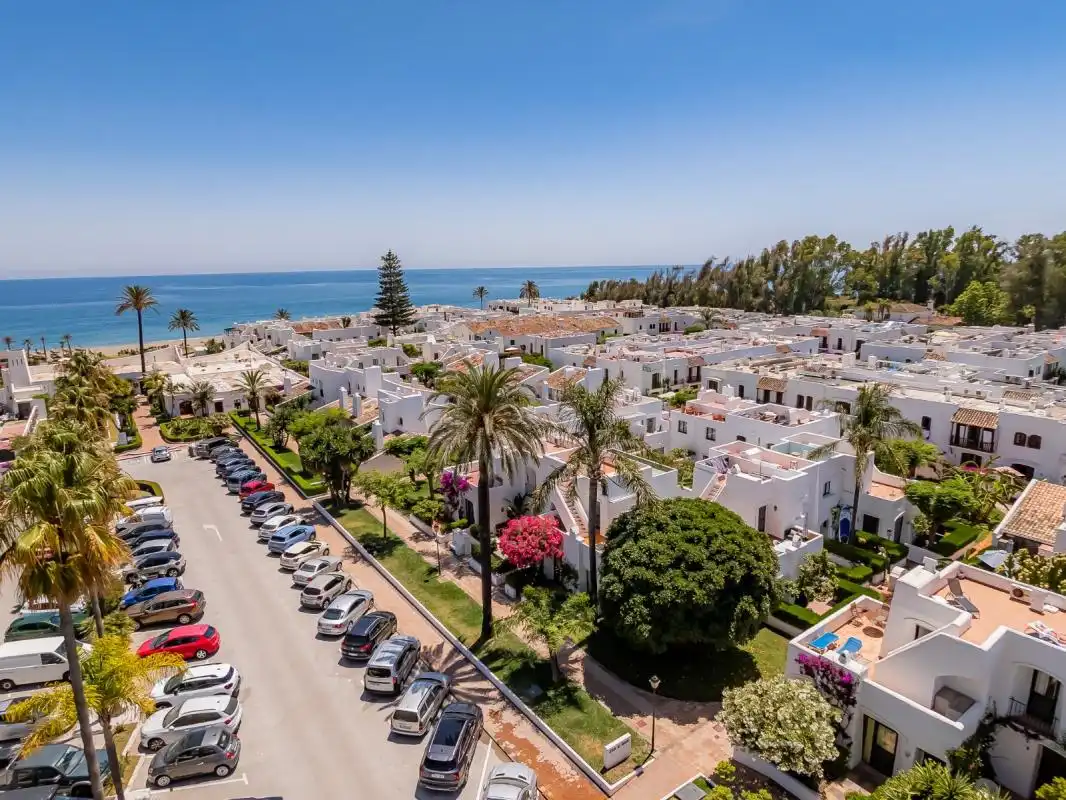 Vista exterior de Planta baixa en venda en Estepona amb Aire condicionat, Calefacció i Jardí privat