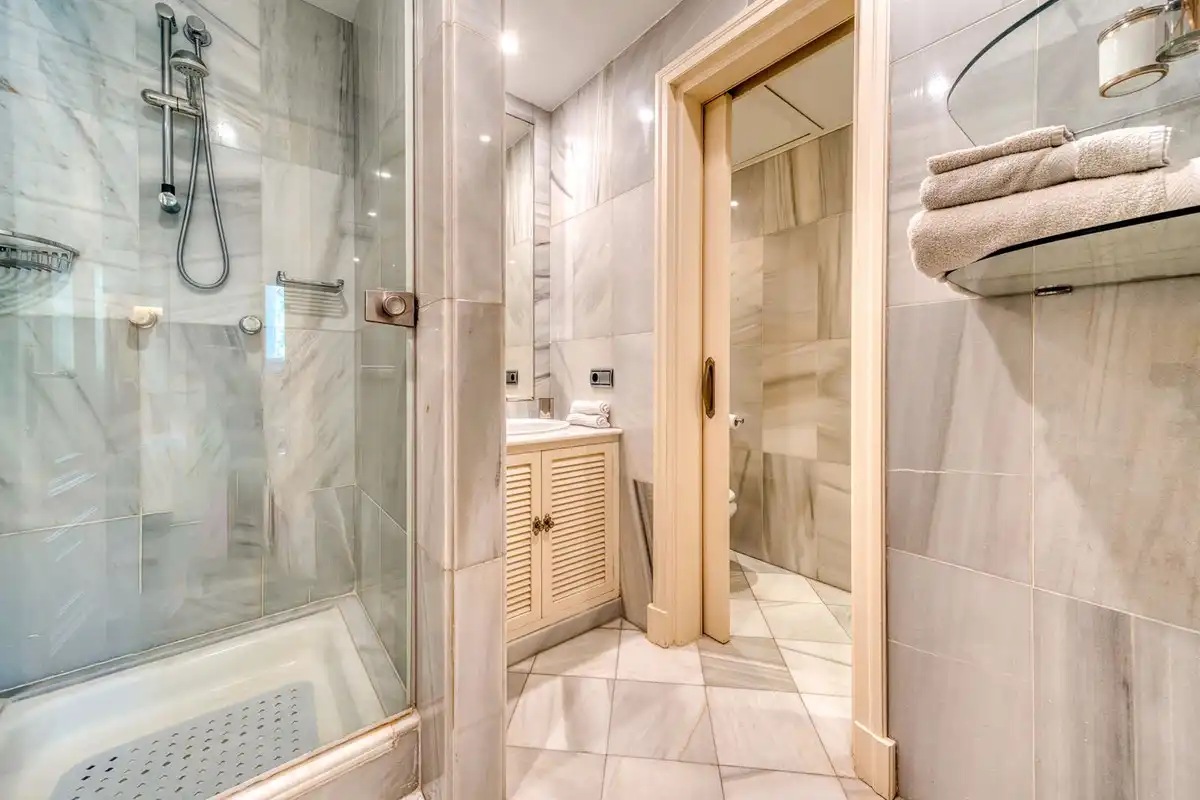 Bany de Apartament en venda en Marbella amb Aire condicionat, Terrassa i Traster