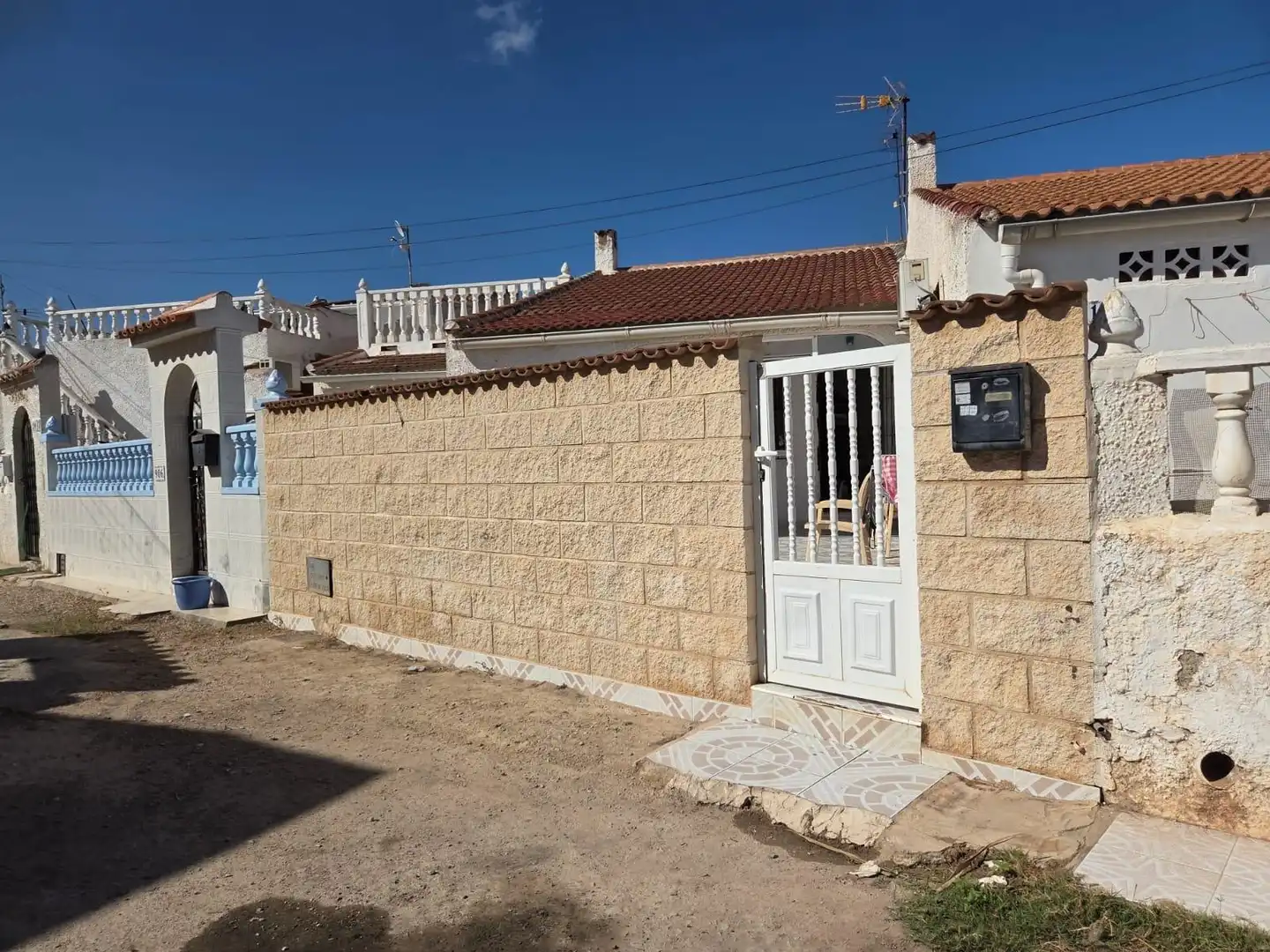 Vista exterior de Casa o xalet en venda en Torrevieja amb Jardí privat i Terrassa