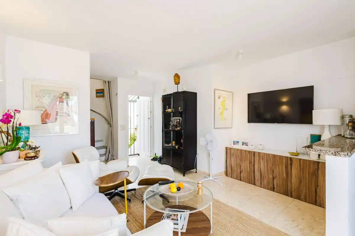 Sala d'estar de Casa adosada en venda en Mijas amb Aire condicionat, Calefacció i Jardí privat