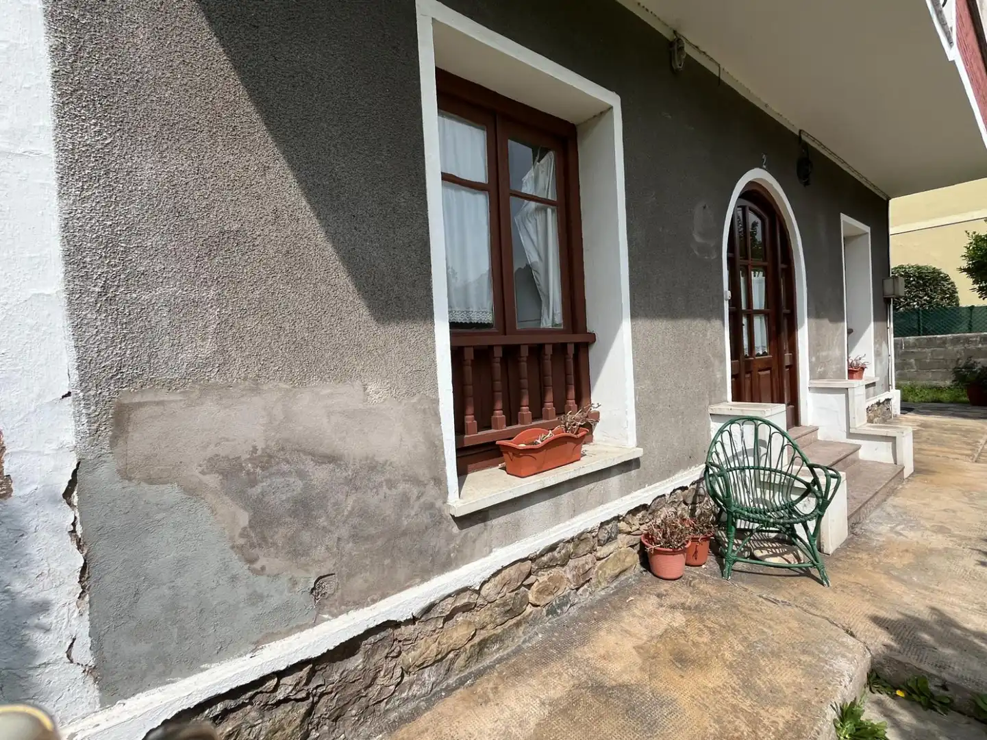 Vista exterior de Casa adosada en venta en Los Corrales de Buelna  con Calefacción y Jardín privado