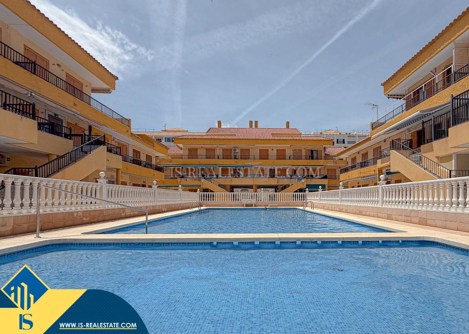 Piscina de Dúplex en venda en Torrevieja amb Terrassa, Moblat i Piscina comunitària