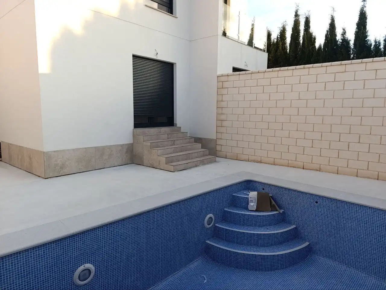 Schwimmbecken von Einfamilien-Reihenhaus zum Verkauf in Valdepeñas mit Heizung, Terrasse und Abstellraum