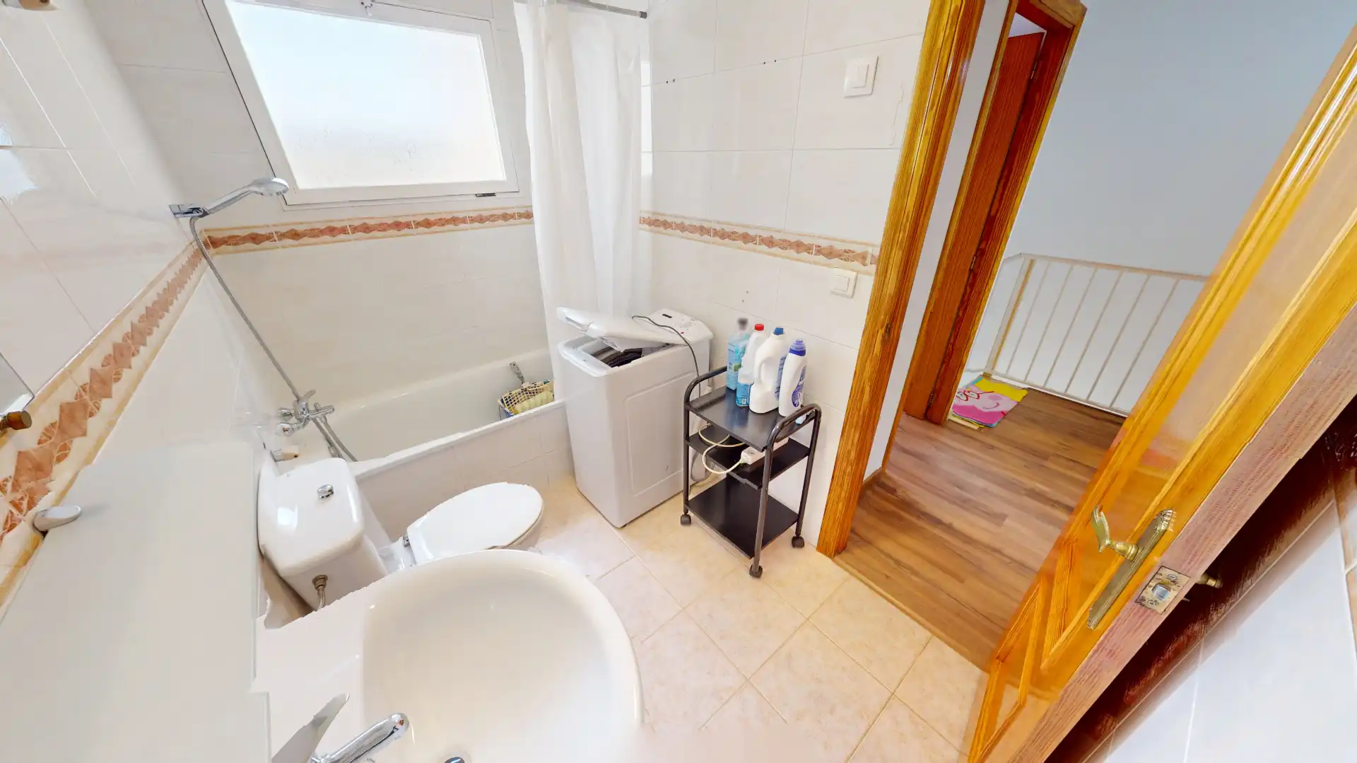 Badezimmer von Einfamilien-Reihenhaus zum Verkauf in El Campello mit Klimaanlage, Privatgarten und Terrasse
