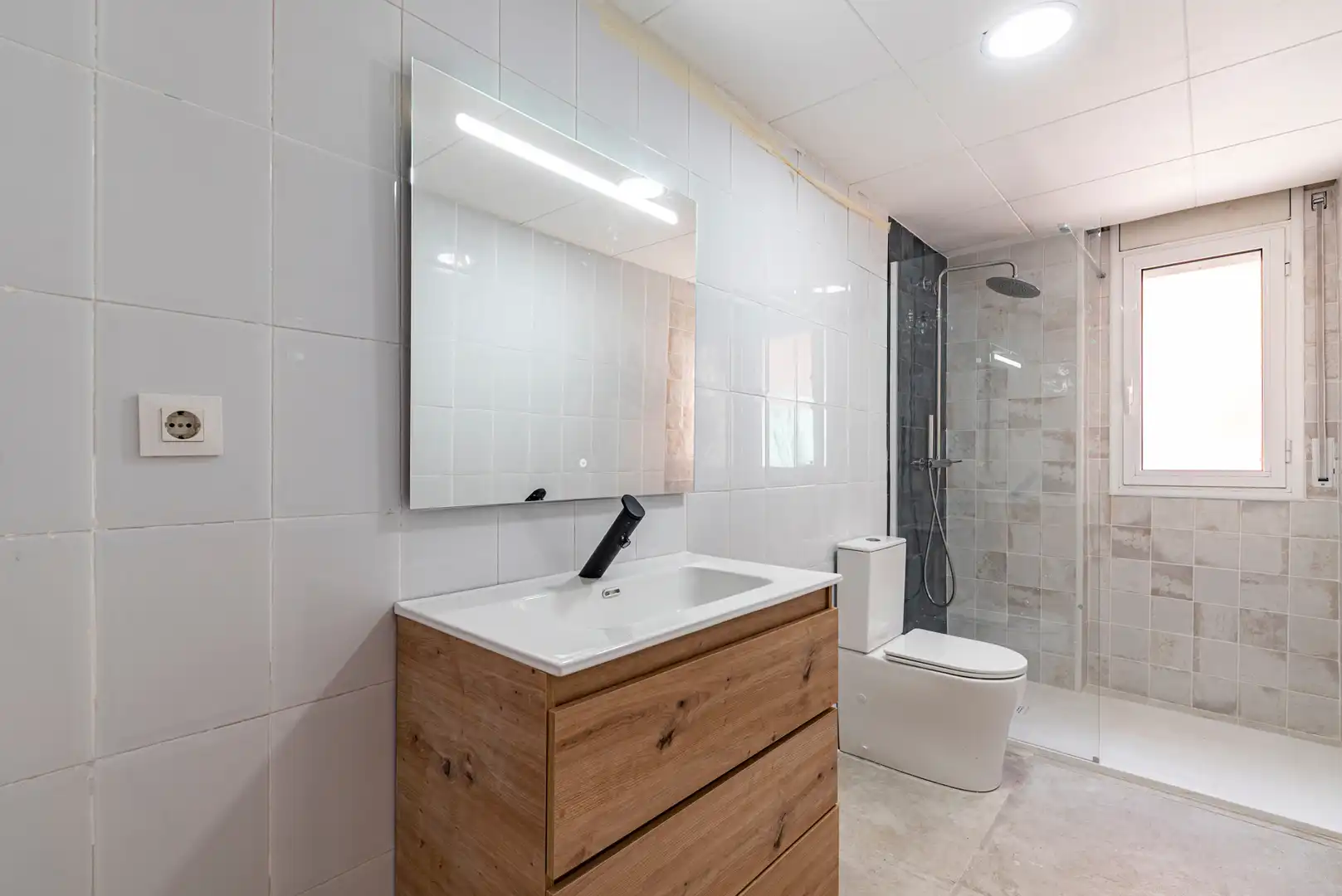 Badezimmer von Wohnung zum Verkauf in Mataró mit Parkett, Terrasse und Balkon
