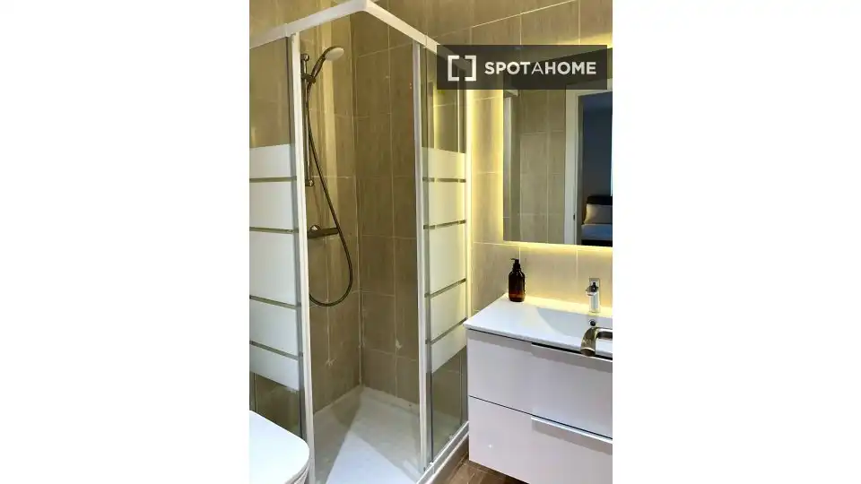 Bathroom of Flat for rent in Madrid  with Air Conditioner, Heating and Furnished