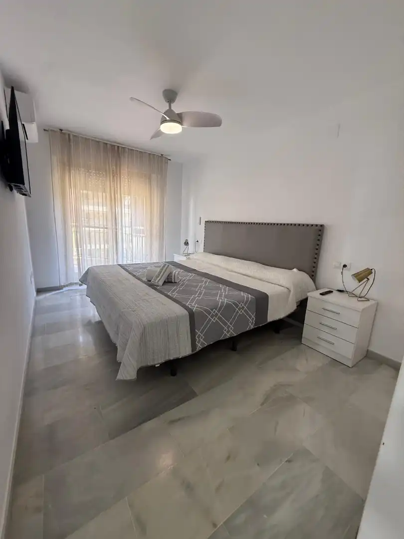 Dormitori de Apartament de lloguer en Fuengirola amb Aire condicionat, Calefacció i Jardí privat
