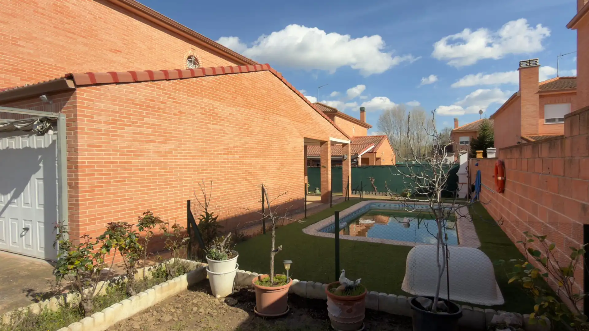 Piscina de Casa adosada en venta en Galápagos con Calefacción, Jardín privado y Trastero