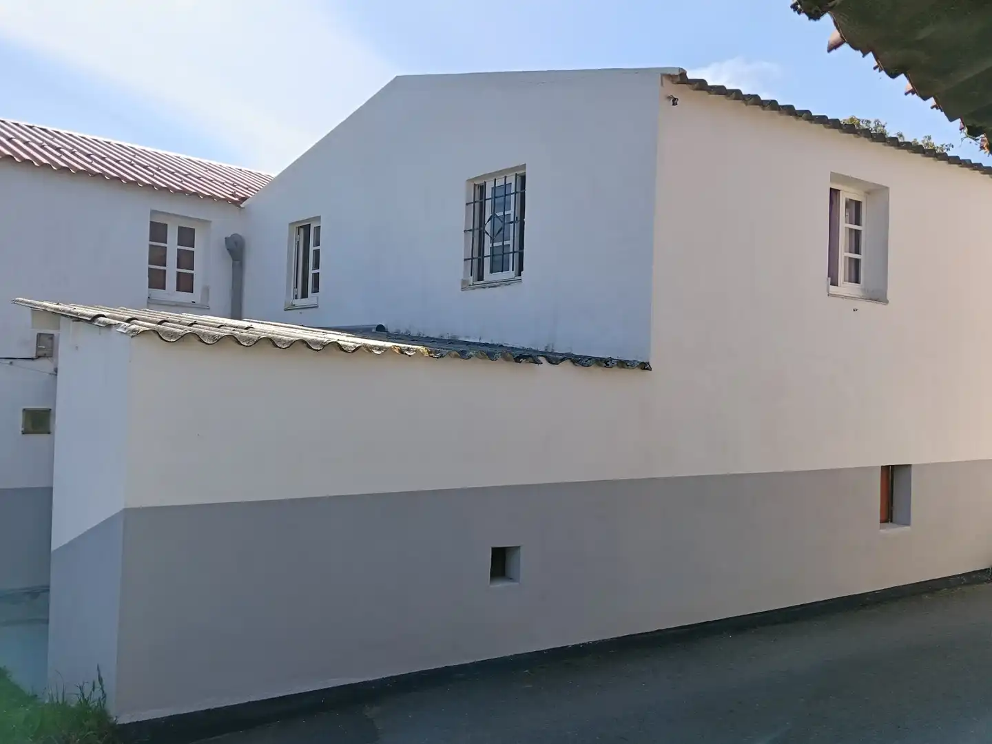 Außenansicht von Einfamilien-Reihenhaus zum Verkauf in Carral mit Privatgarten und Abstellraum