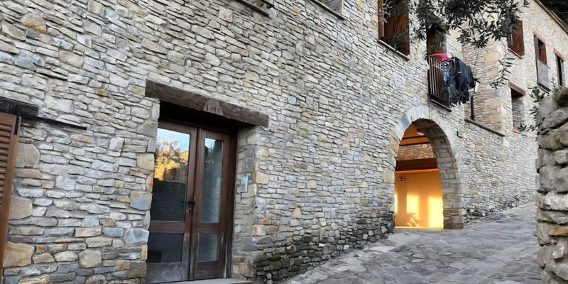 Vista exterior de Pis en venda en Isábena amb Moblat i Balcó