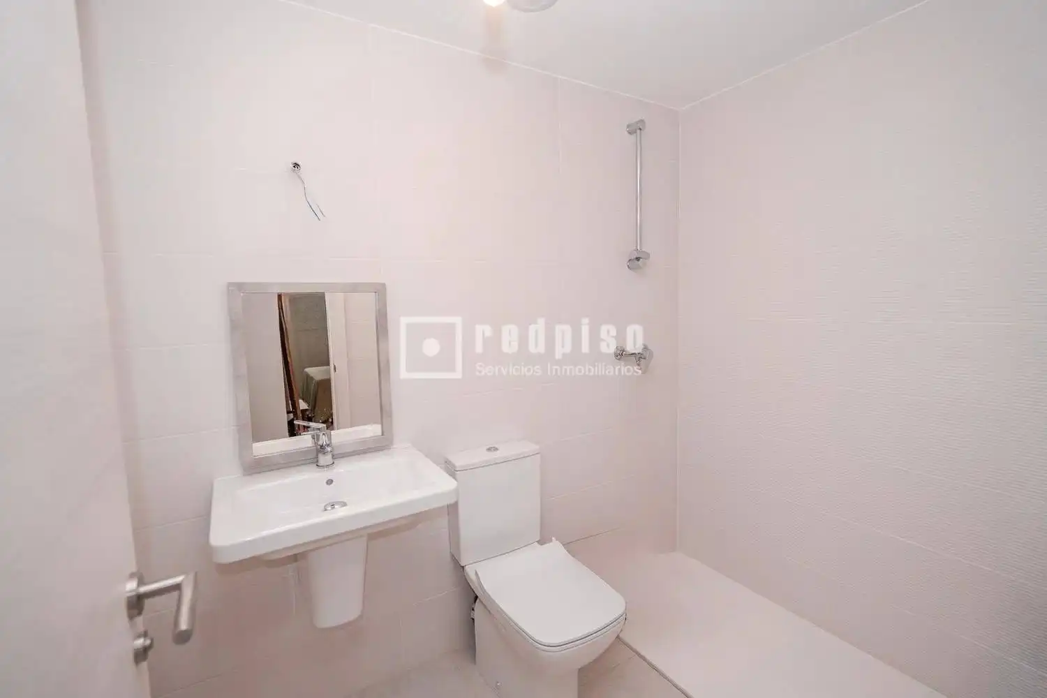 Baño de Piso en venta en Getafe con Aire acondicionado, Calefacción y Jardín privado